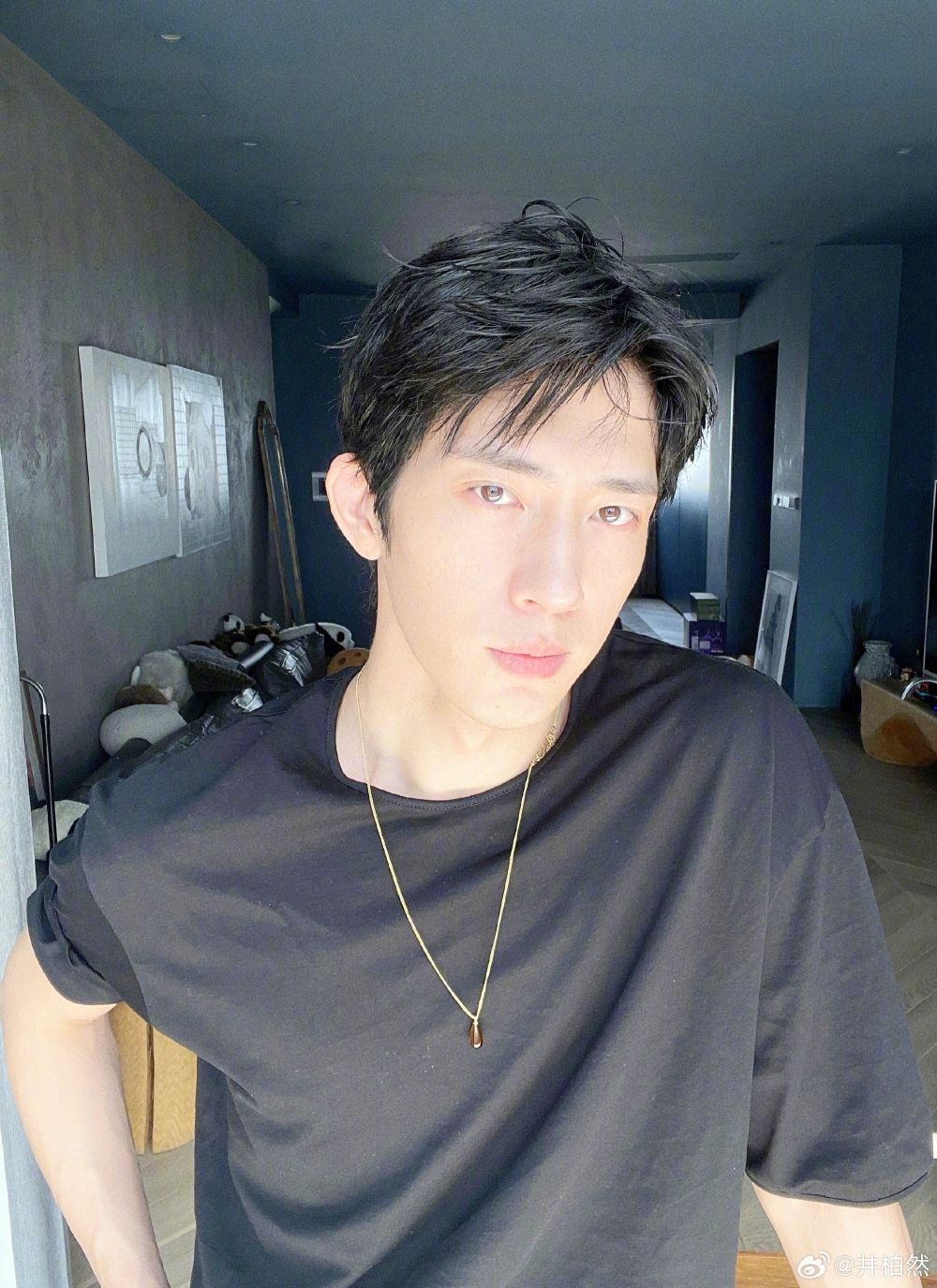 井柏然的家根本Luke同款豪宅？簡約現代工業風設計美翻、同款「奶油色單人椅&黑色真皮沙發」找到了！-1
