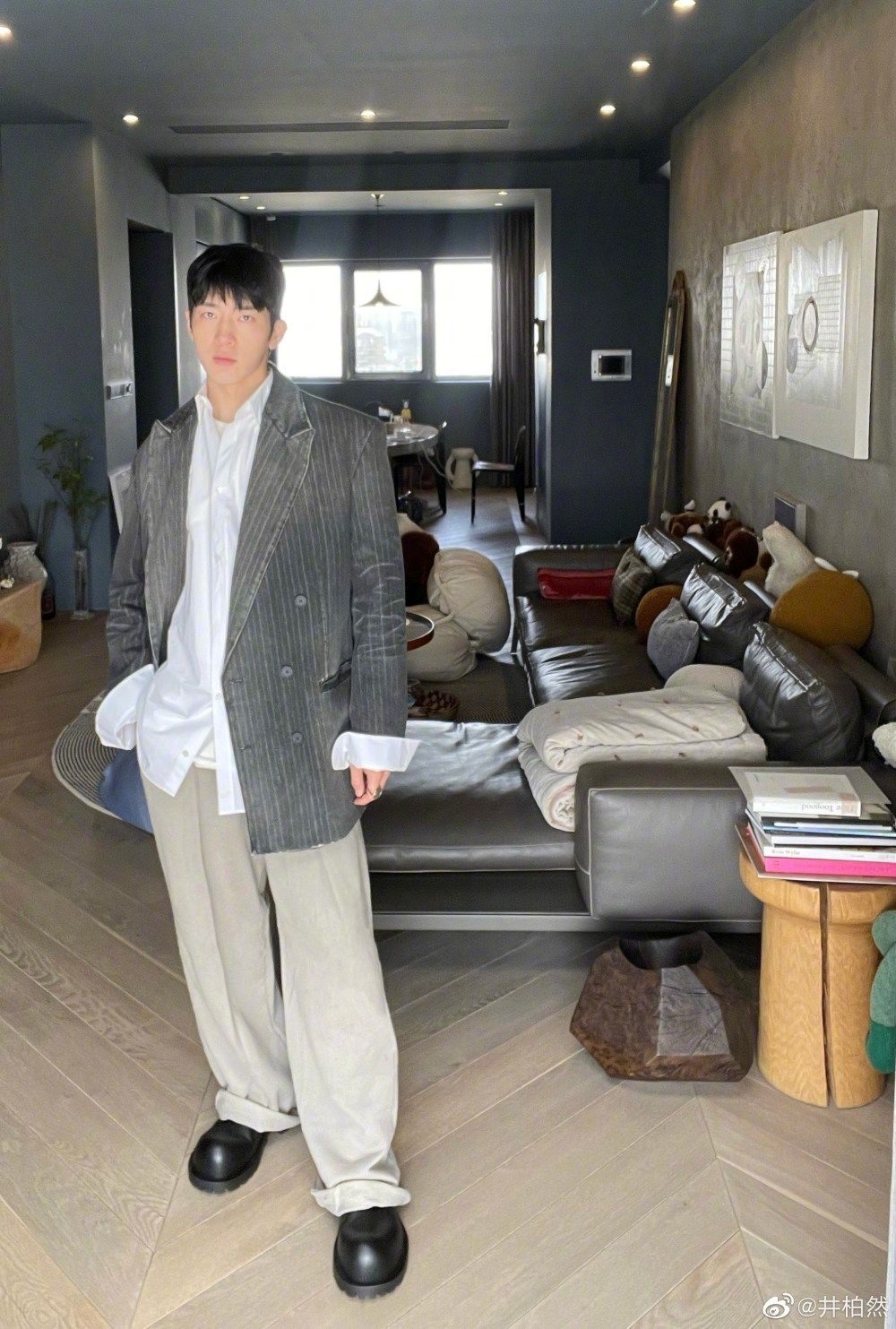 井柏然的家根本Luke同款豪宅？簡約現代工業風設計美翻、同款「奶油色單人椅&黑色真皮沙發」找到了！-6