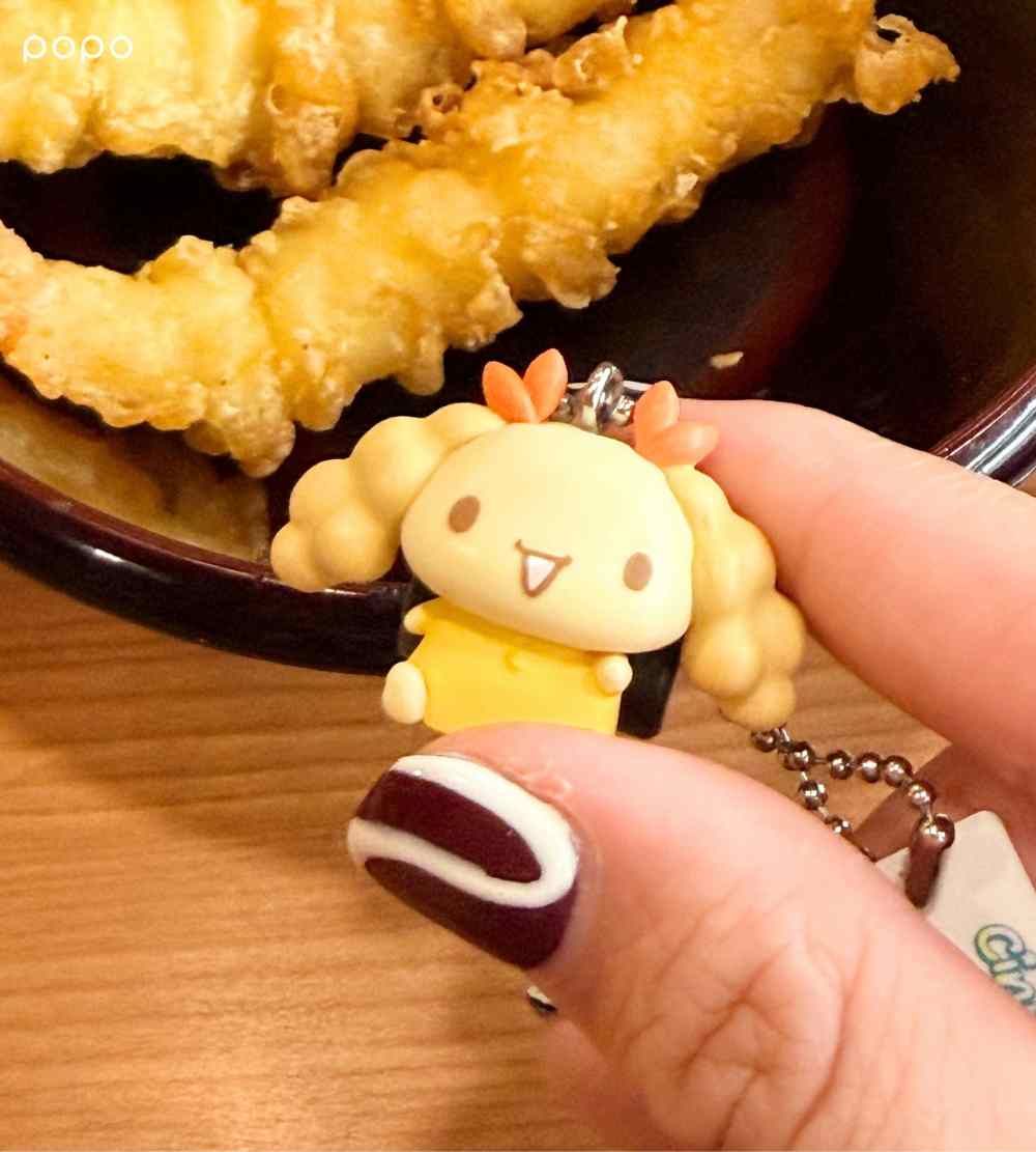 藏壽司最新扭蛋是大耳狗與他的好友！超可愛「炸蝦戚風吊飾、鮭魚喜拿紙膠帶」這天開抽！-7
