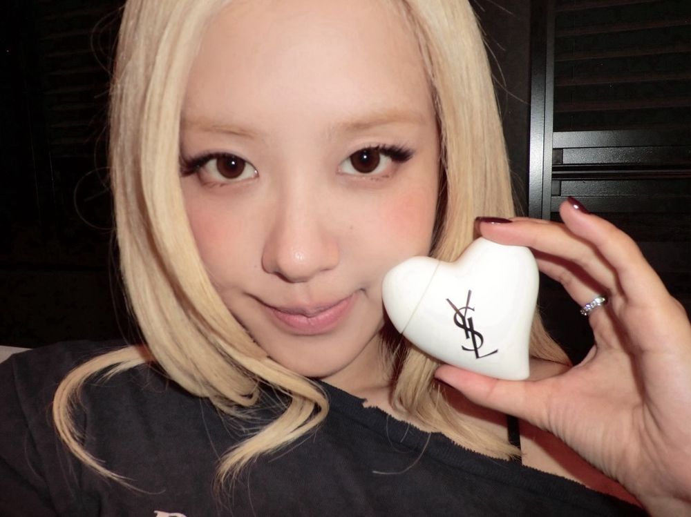 2026 YSL週年慶必買！ROSÉ、KAI同款愛心香氛護手霜買就送掛飾，巨型唇萃快閃14櫃、官網單品95折！-2