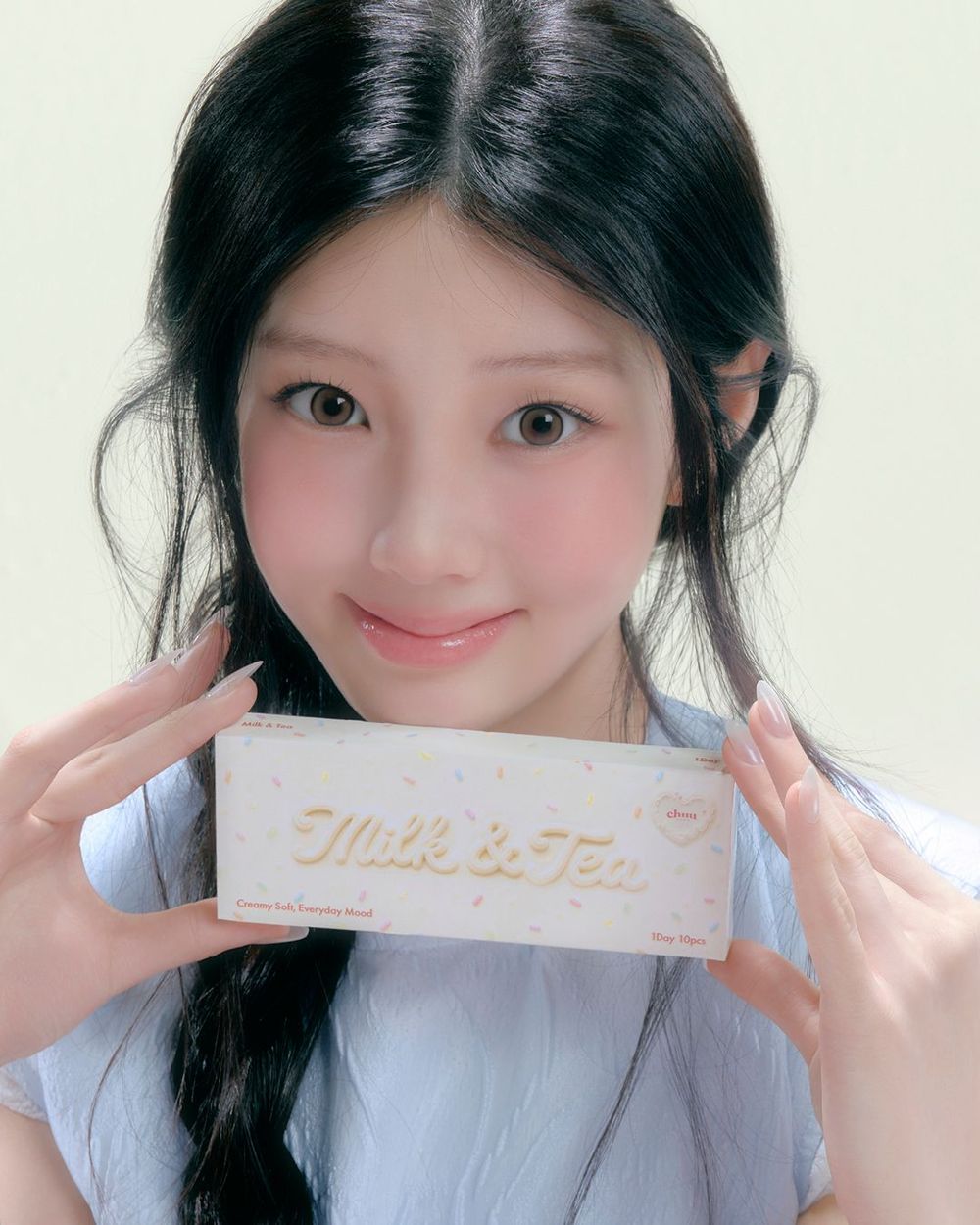 ILLIT沅禧橫掃美妝資源！空降韓國隱眼Chuu Lens首位代言人，同款「奶油摩卡」秒增無辜感，GLLIT搶著買！-8