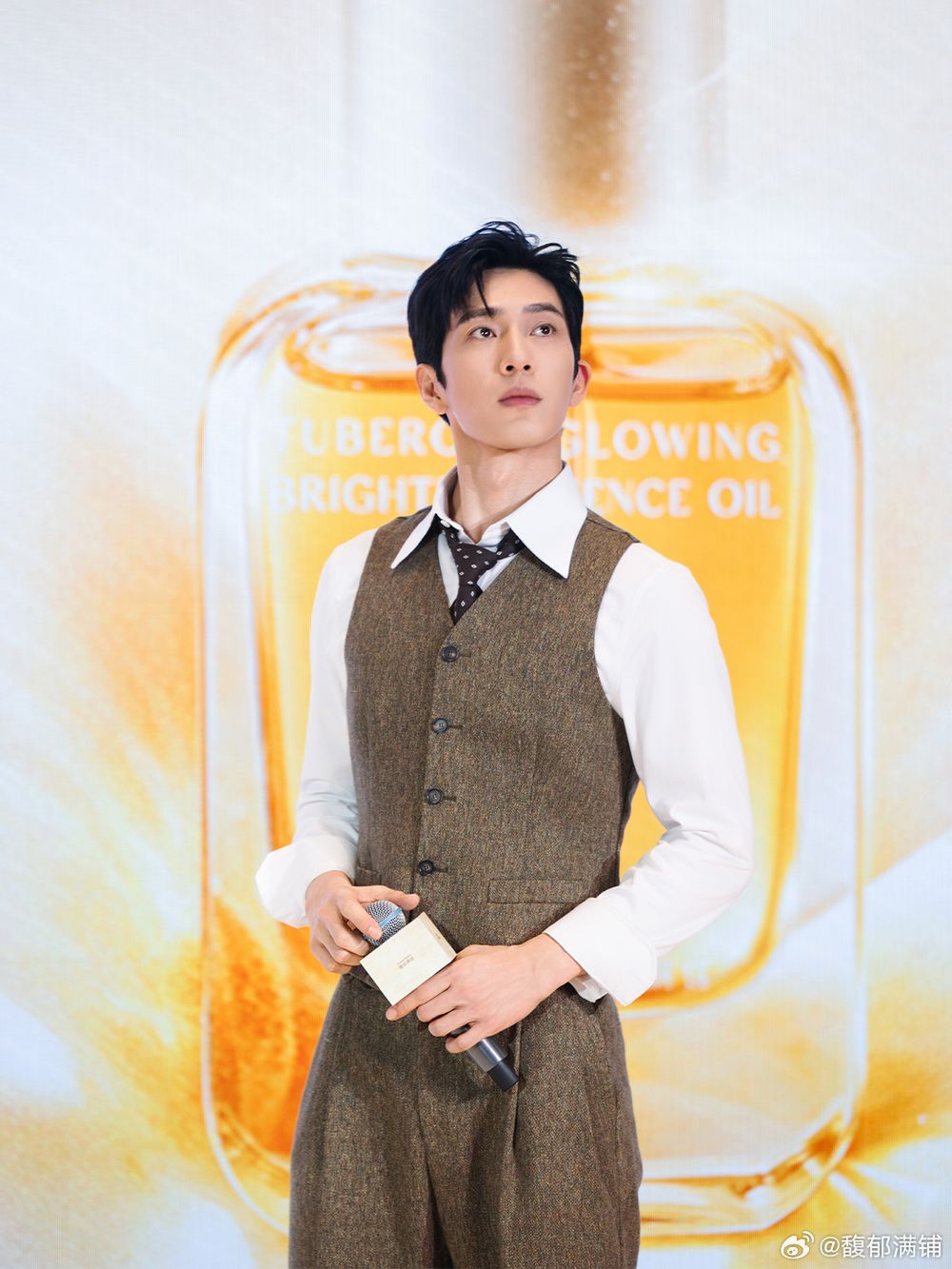 《早春晴朗》井柏然私下愛用品公開！「最有腔調的男人」CHANEL香水一次選5支，連牙膏、牙刷的選擇都超有品味！-16