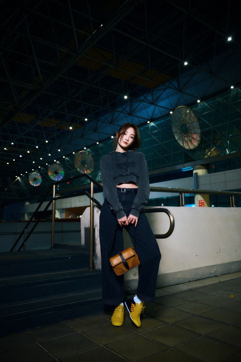 Onitsuka Tiger大秀倒數中！TWICE Momo、王淨飛米蘭！雙女神機場穿搭公開、超有默契背同款包！-7