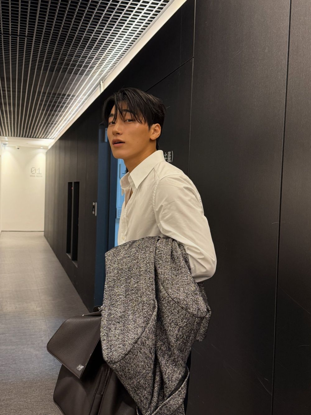 老公們出差去！ATEEZ崔傘、潤浩「傘貓、丁狗狗」出發Dolce&Gabbana、DIESEL米蘭時裝週！-9