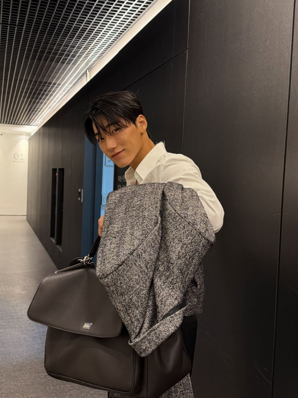 老公們出差去！ATEEZ崔傘、潤浩「傘貓、丁狗狗」出發Dolce&Gabbana、DIESEL米蘭時裝週！-8