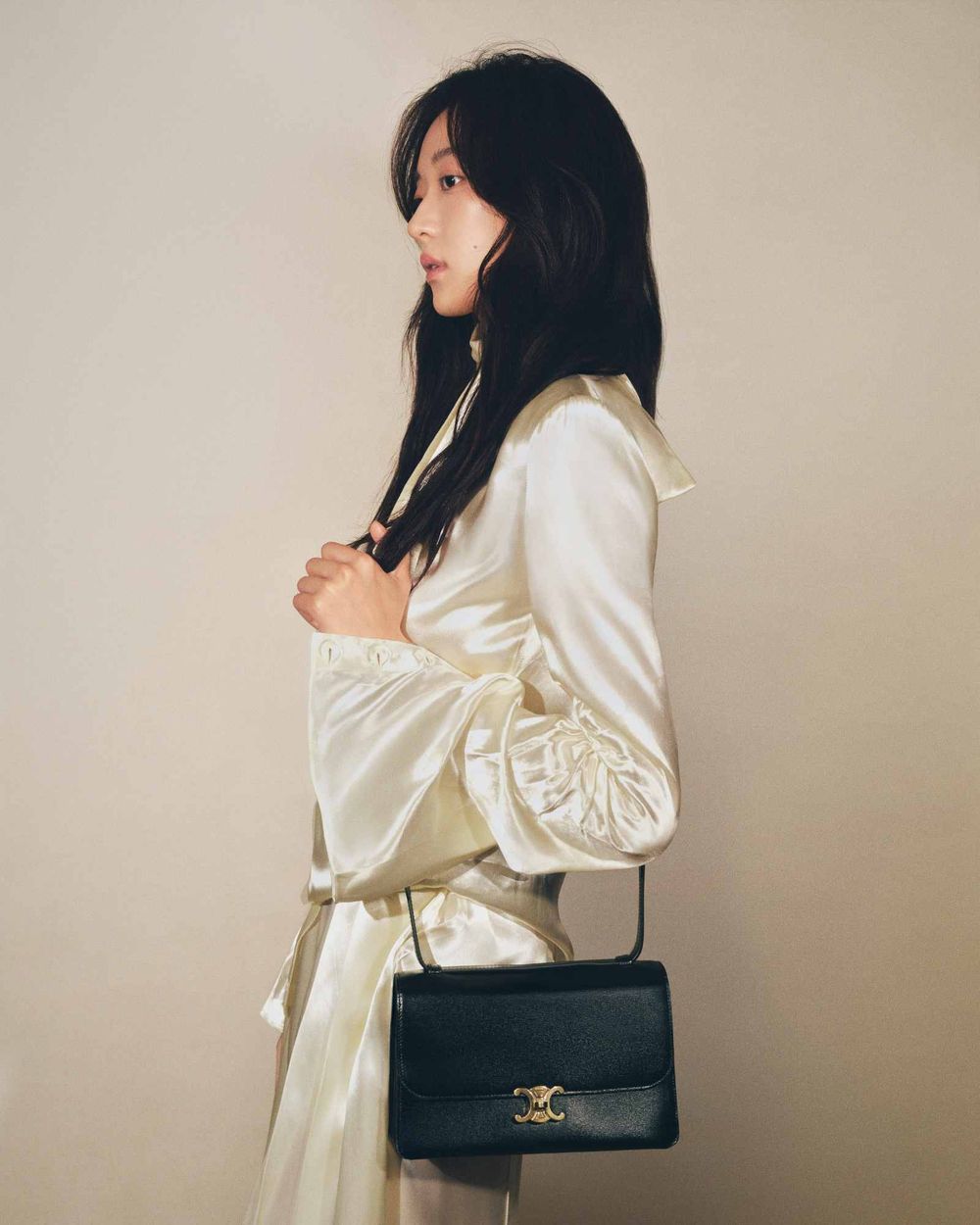 《早春晴朗》孫千新歡愛包是它！CELINE「爆款風琴包」攻佔女神包櫃！凱旋門金扣居然可以轉、就連秀智也愛上！-5