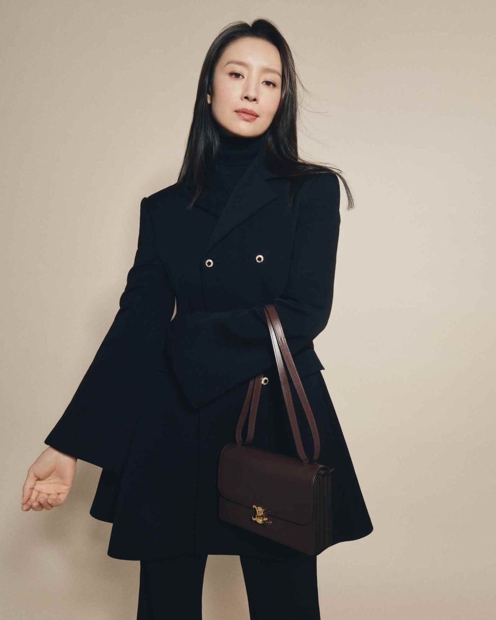 《早春晴朗》孫千新歡愛包是它！CELINE「爆款風琴包」攻佔女神包櫃！凱旋門金扣居然可以轉、就連秀智也愛上！-7