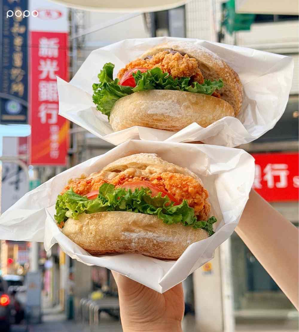 拉亞漢堡也搭上酸種麵包風潮！「火腿起司蛋&花生醬勁辣炸雞酸種漢堡」7種必吃口味一次看！-3