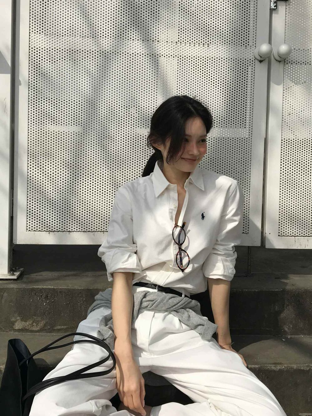 換季不知道穿什麼？韓妞今年「早秋襯衫」6招必學穿搭招數！蕾絲裙是人氣王、袖子反摺是鬆弛感關鍵！-13