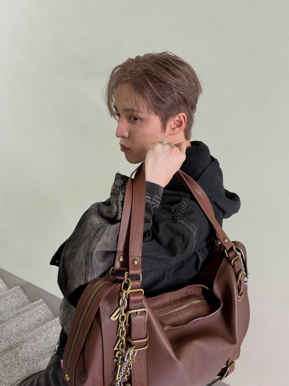 ATEEZ「丁狗狗」出任務！潤浩降臨DIESEL大秀、186公分名品比例太帥！以為是超模走錯棚！-3