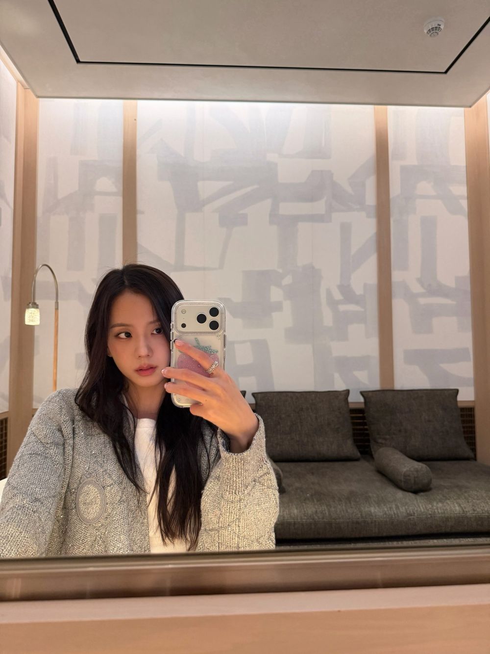 Jisoo確定出發迪奧大秀！萌萌小兔「Dior灰米色穿搭」狀態超好、手上的草莓手機殼找到了！-7