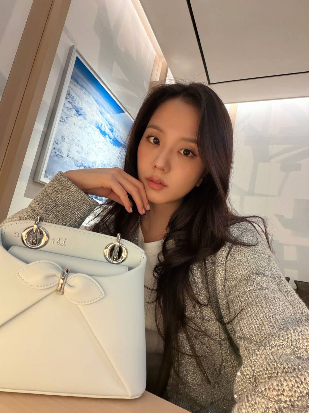Jisoo確定出發迪奧大秀！萌萌小兔「Dior灰米色穿搭」狀態超好、手上的草莓手機殼找到了！-3
