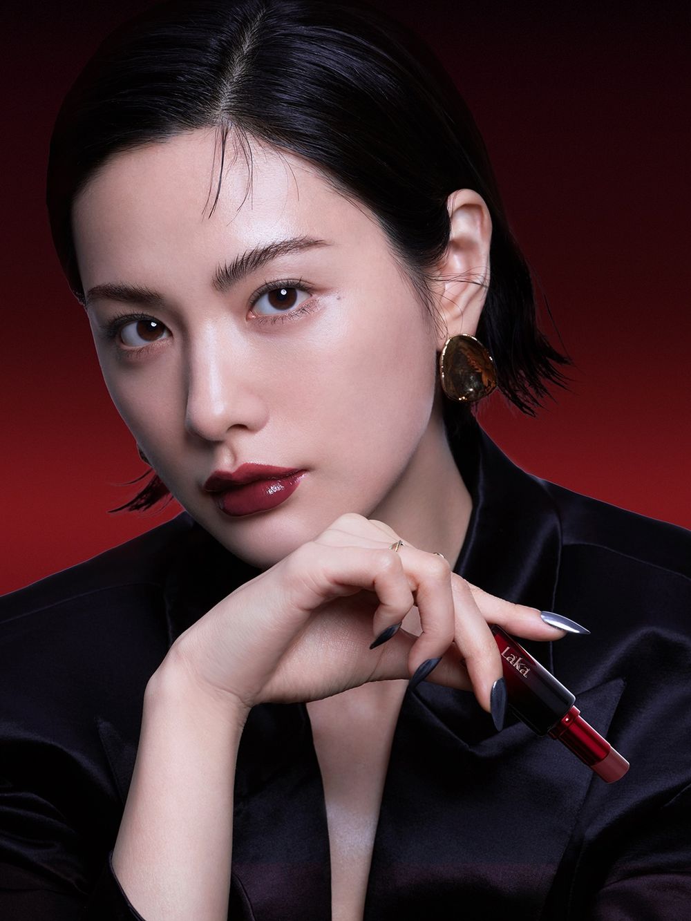 《挑情醜聞》NANA新唇妝太燒！Laka「惡魔融光唇膏」10月上市，8款從玫瑰裸色到濃郁深棕，一抹畫出飽滿水光唇！-2