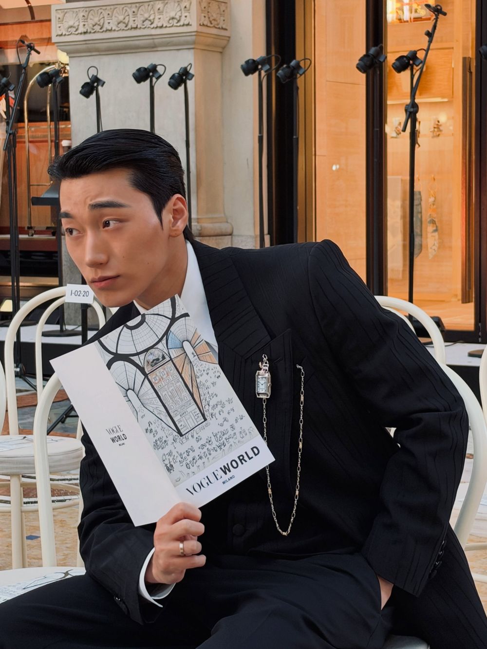 崔傘這趟Dolce&Gabbana出差到底有多帥？6套「米蘭神造型」回顧！帥到選不出最愛、最後更寬肩美背大放送！-10