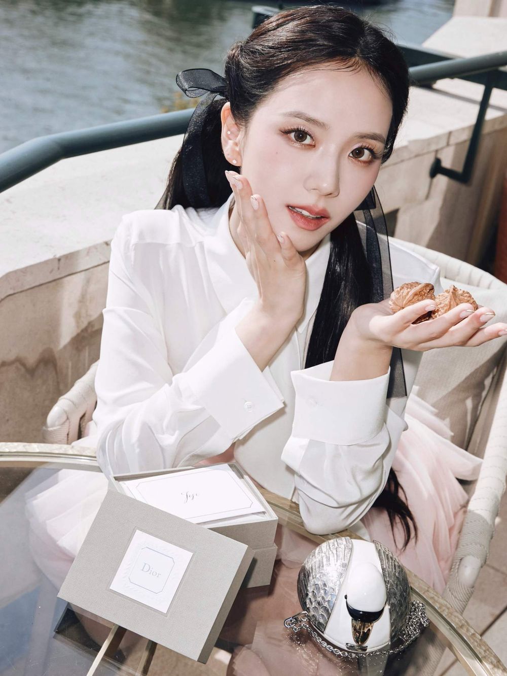 JISOO巴黎時裝週美成迪奧公主！DIOR同款彩妝＋色號公開，玫瑰木唇露、櫻花粉腮紅、精緻底妝一次收！-3