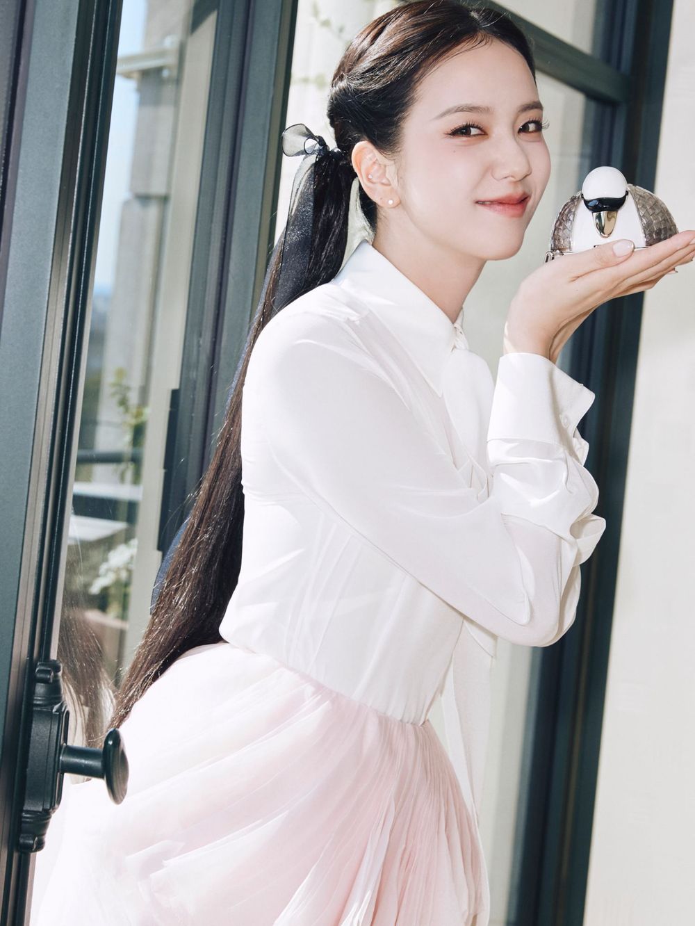 JISOO巴黎時裝週美成迪奧公主！DIOR同款彩妝＋色號公開，玫瑰木唇露、櫻花粉腮紅、精緻底妝一次收！-2