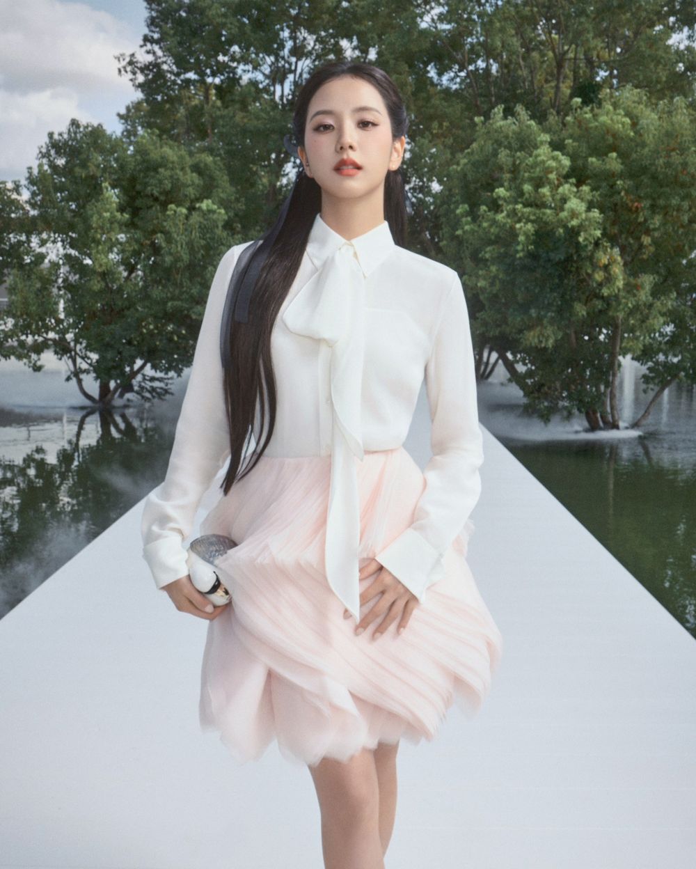 JISOO巴黎時裝週美成迪奧公主！DIOR同款彩妝＋色號公開，玫瑰木唇露、櫻花粉腮紅、精緻底妝一次收！-5