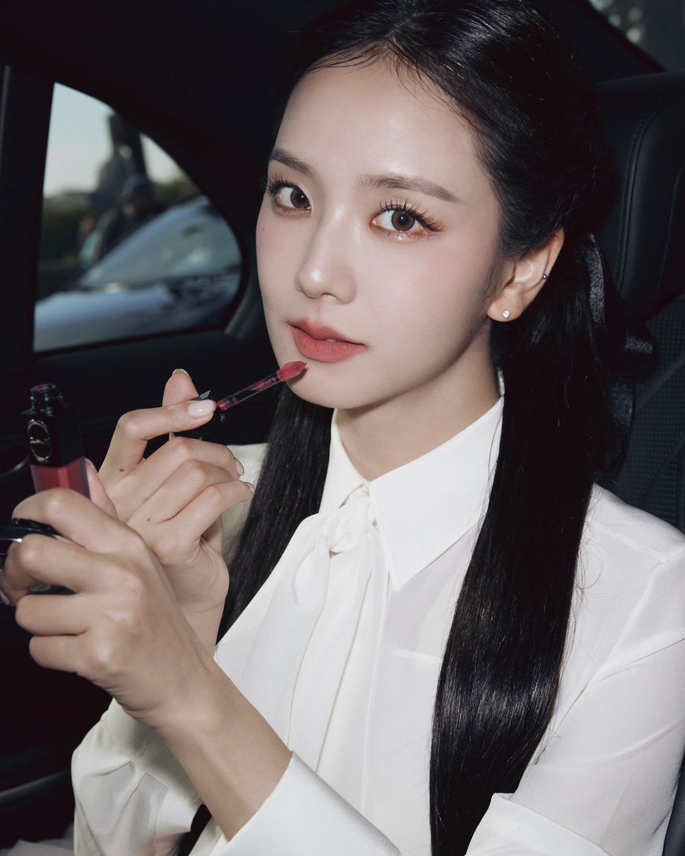 JISOO巴黎時裝週美成迪奧公主！DIOR同款彩妝＋色號公開，玫瑰木唇露、櫻花粉腮紅、精緻底妝一次收！-6