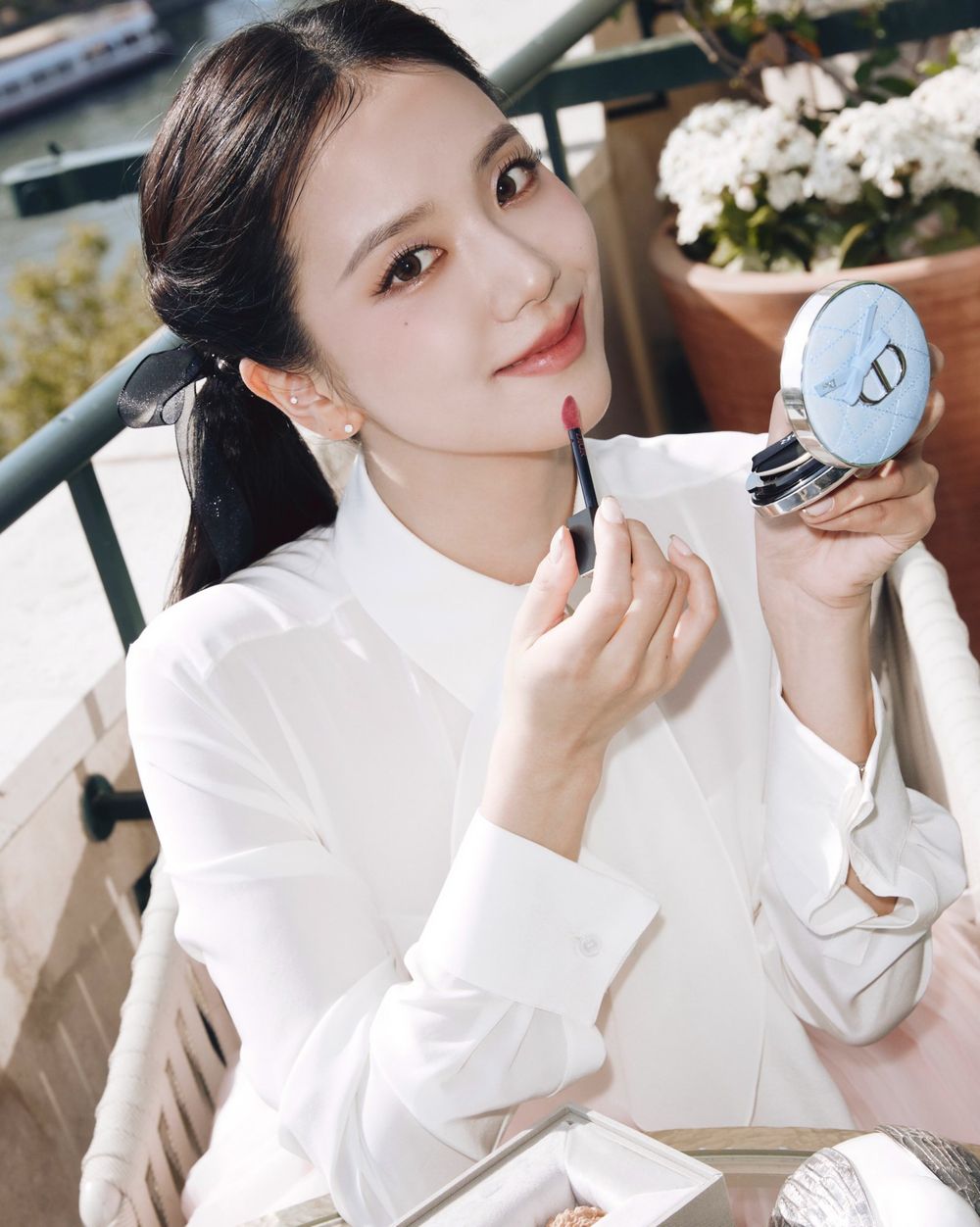 JISOO巴黎時裝週美成迪奧公主！DIOR同款彩妝＋色號公開，玫瑰木唇露、櫻花粉腮紅、精緻底妝一次收！-9