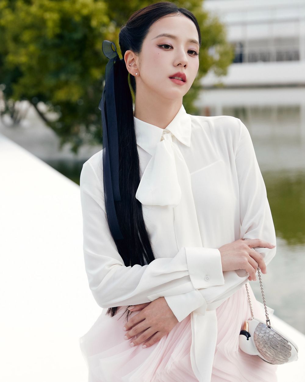 JISOO巴黎時裝週美成迪奧公主！DIOR同款彩妝＋色號公開，玫瑰木唇露、櫻花粉腮紅、精緻底妝一次收！-16