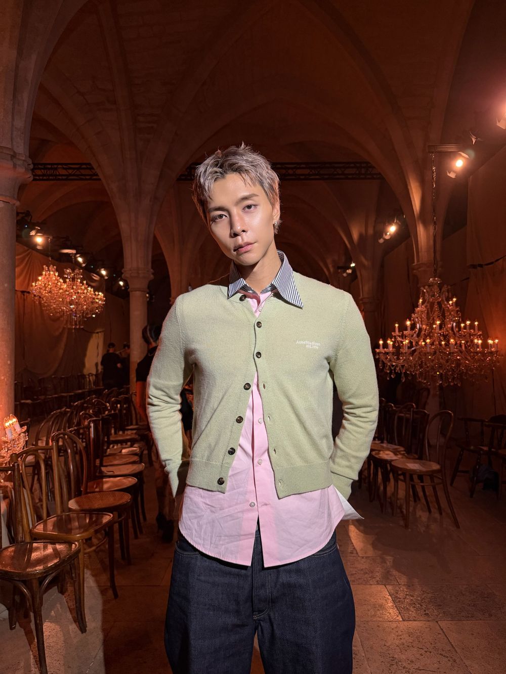西珍妮的愛人來巴黎了！NCT Johnny「清爽男友風」降臨Acne Studios大秀！188神比例穿什麼都好看！-2