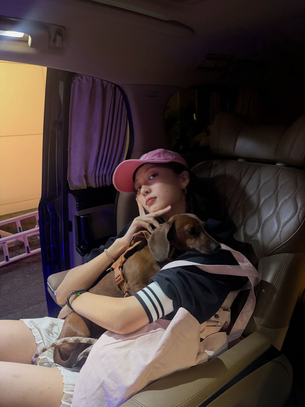 孫千撞臉愛犬、趙露思把毛孩變品牌主角！aespa寧寧也被小短腿收服，臘腸狗照顧6個重點一次看！-2