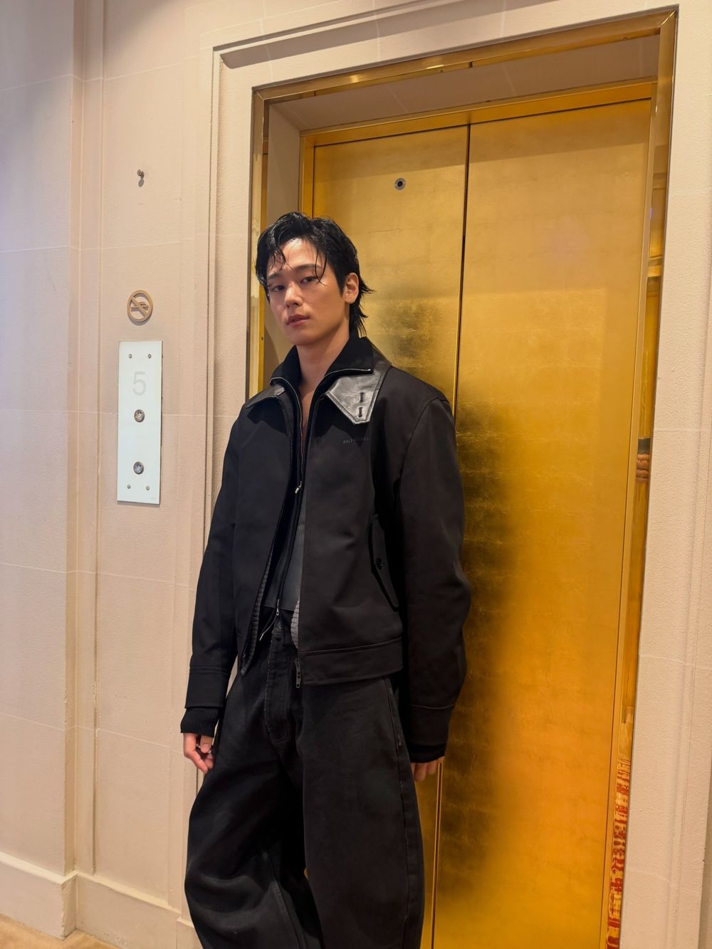 Balenciaga巴黎大秀星光太強！THE BOYZ柱延全黑造型帥炸！盧允瑞下班秒衝出打招呼、簡直太寵粉了！-12