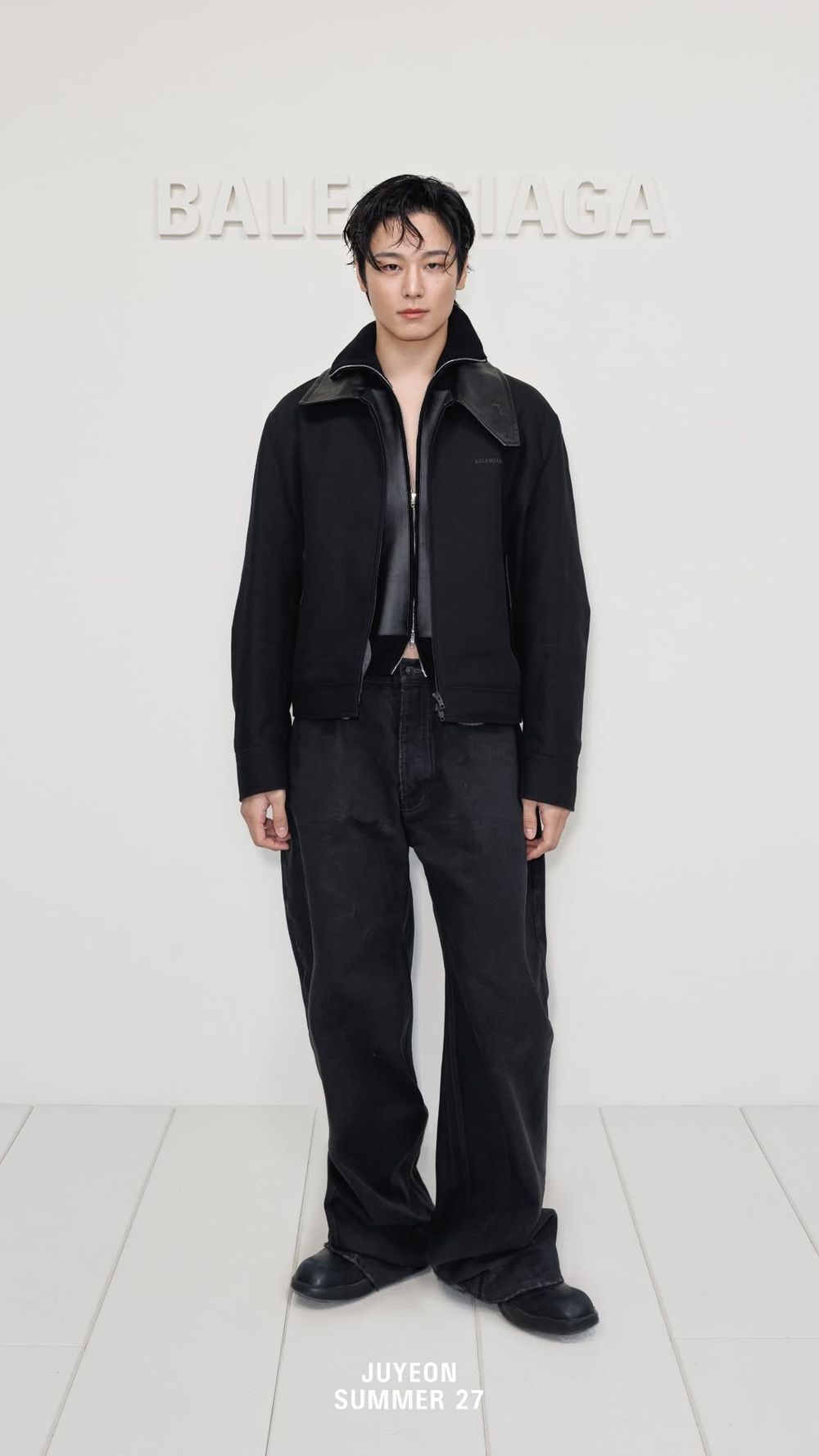 Balenciaga巴黎大秀星光太強！THE BOYZ柱延全黑造型帥炸！盧允瑞下班秒衝出打招呼、簡直太寵粉了！-13