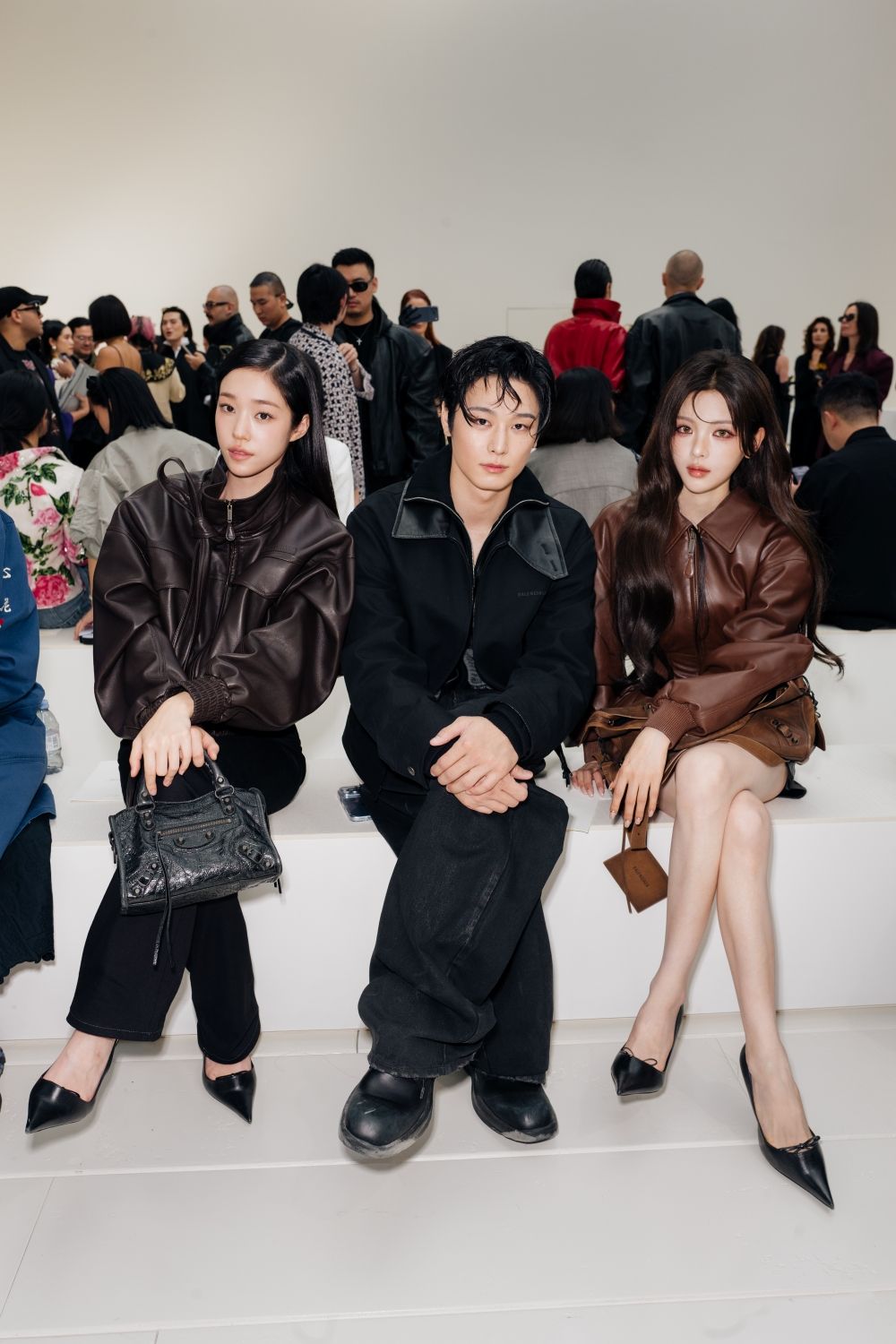 Balenciaga巴黎大秀星光太強！THE BOYZ柱延全黑造型帥炸！盧允瑞下班秒衝出打招呼、簡直太寵粉了！-14
