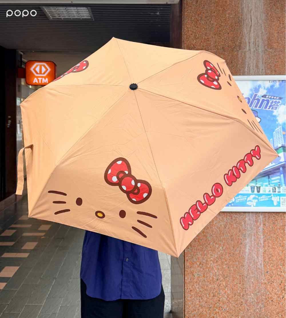 全家開賣超可愛曬黑三麗鷗周邊！「焦糖色Hello Kitty證件套、吃冰大耳狗原子筆」百元就能買！-5