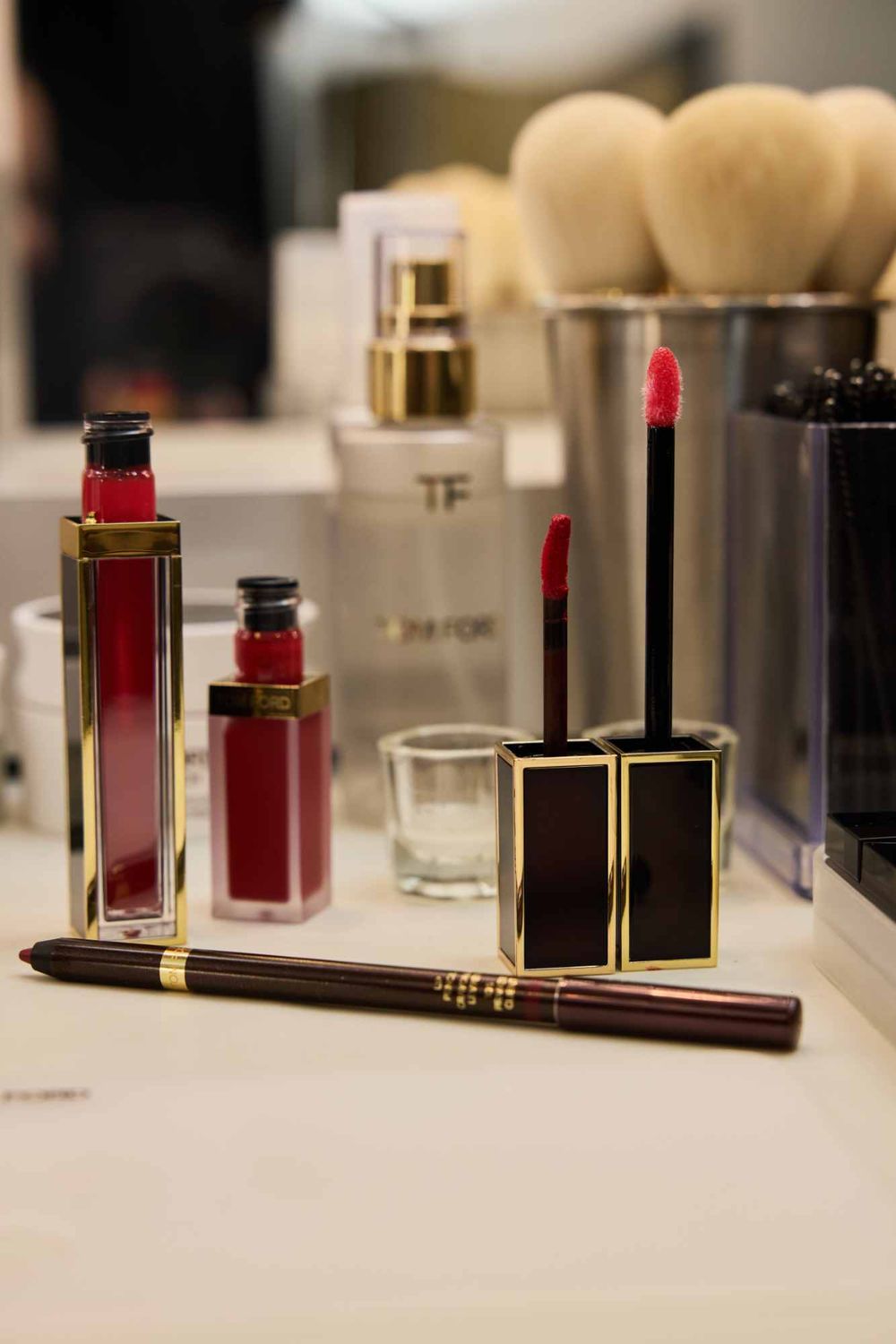 TOM FORD 2027秋冬伸展台妝容解析！全新「鑽光眼影筆」寶石璀璨光澤太高級，眼影暈染、俐落眼線一筆搞定！-2
