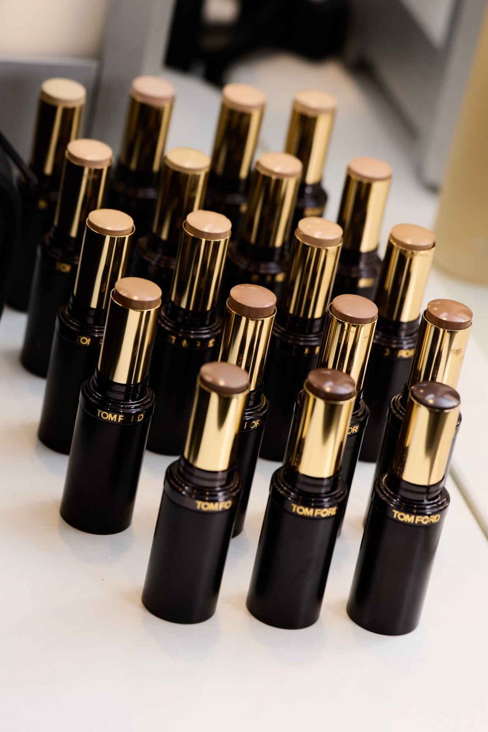 TOM FORD 2027秋冬伸展台妝容解析！全新「鑽光眼影筆」寶石璀璨光澤太高級，眼影暈染、俐落眼線一筆搞定！-4