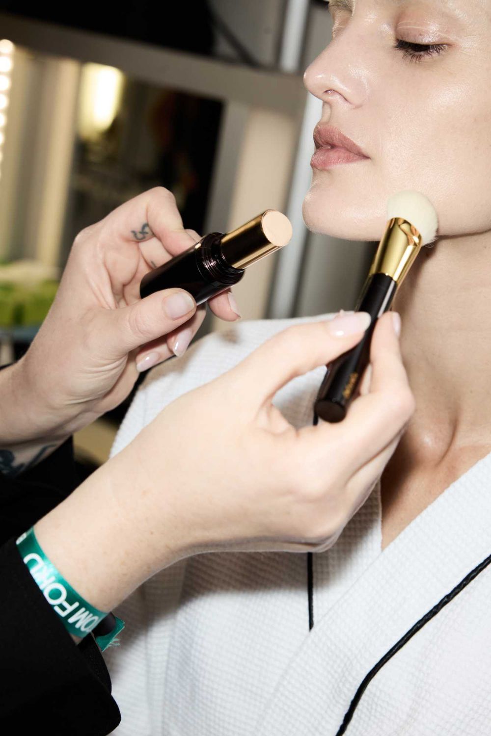 TOM FORD 2027秋冬伸展台妝容解析！全新「鑽光眼影筆」寶石璀璨光澤太高級，眼影暈染、俐落眼線一筆搞定！-7