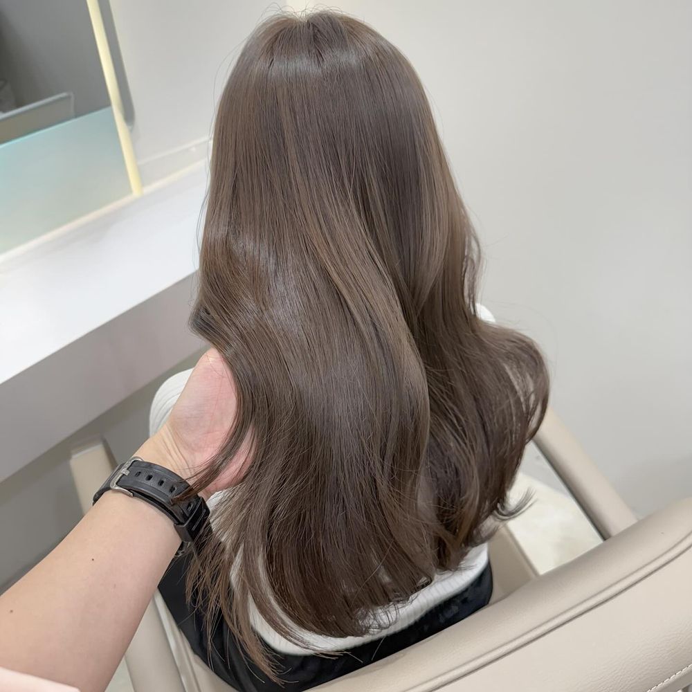 日本女孩都在染的秋冬髮色清單！暖暖巧克力、勃根地紅調出6款色系，奶霜棕溫柔耐看、薰衣草酒紅太心動！-2
