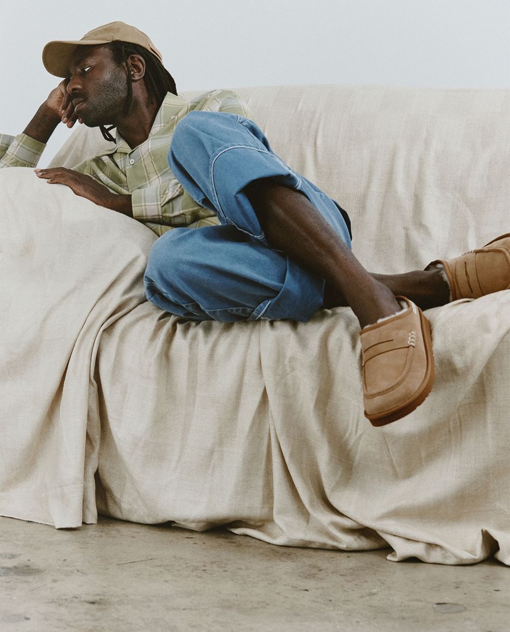 UGG夢幻聯手JW ANDERSON！高級感樂福鞋型、麂皮面料軟綿內裡，今年冬天就買這一雙！-6