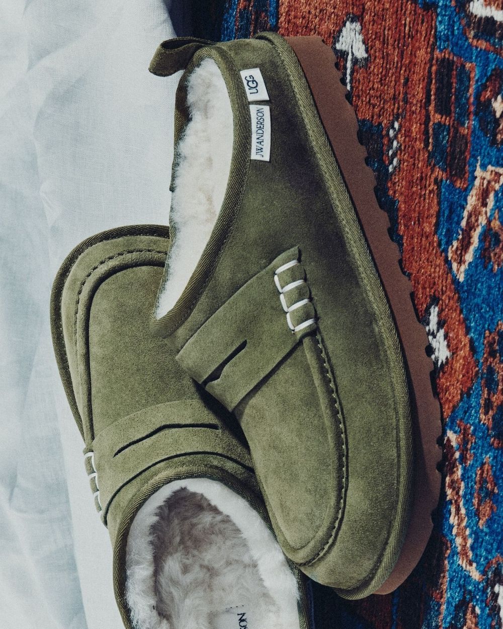 UGG夢幻聯手JW ANDERSON！高級感樂福鞋型、麂皮面料軟綿內裡，今年冬天就買這一雙！-7