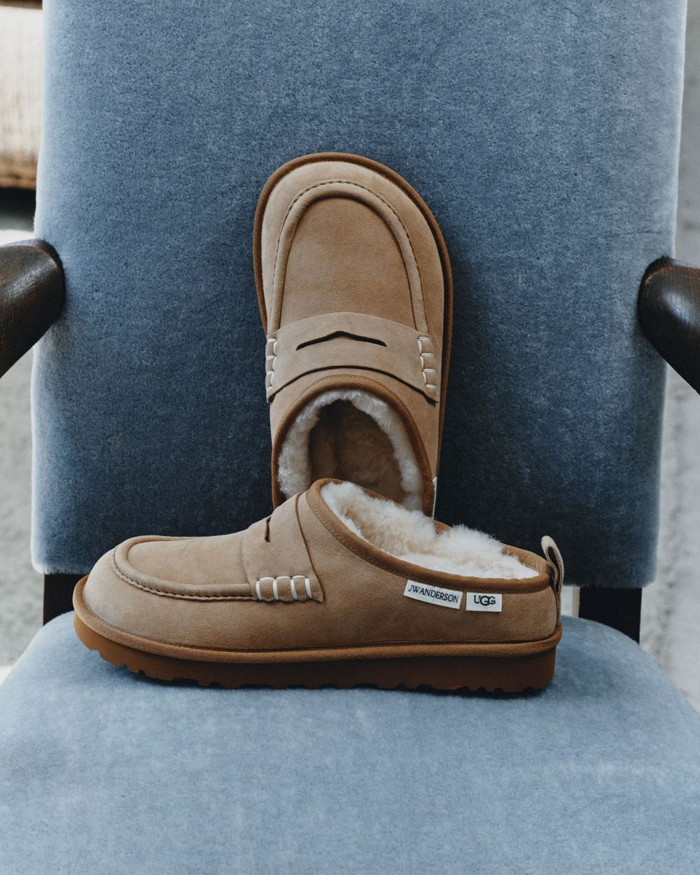 UGG夢幻聯手JW ANDERSON！高級感樂福鞋型、麂皮面料軟綿內裡，今年冬天就買這一雙！-1