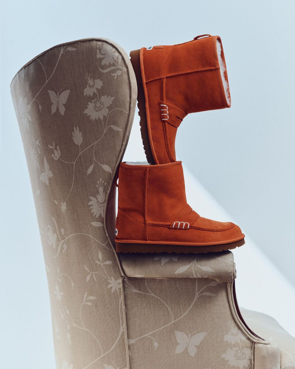 UGG夢幻聯手JW ANDERSON！高級感樂福鞋型、麂皮面料軟綿內裡，今年冬天就買這一雙！-2