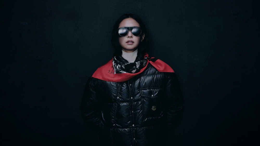 不愧是時尚女王Jennie！最新合作對象是Moncler、更驚喜出鏡新廣告！「白色小麻糬」造型太可愛！-4
