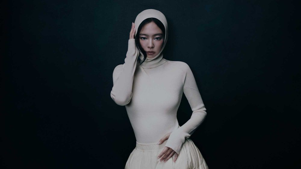 不愧是時尚女王Jennie！最新合作對象是Moncler、更驚喜出鏡新廣告！「白色小麻糬」造型太可愛！-7