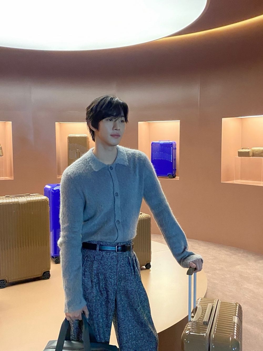 RIMOWA季節色「岩石灰」超美！S.COUPS、安孝燮雙男神愛牌！新色高級感爆棚絕對看不膩！-2