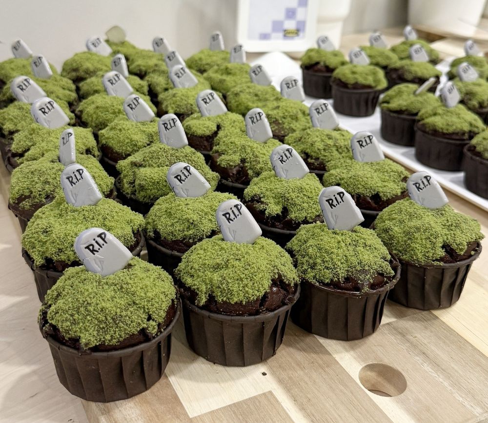 2026萬聖節限定美食懶人包！IKEA「墓碑杯子蛋糕」、星巴克「黑貓藍莓星冰樂」全都想試！-3