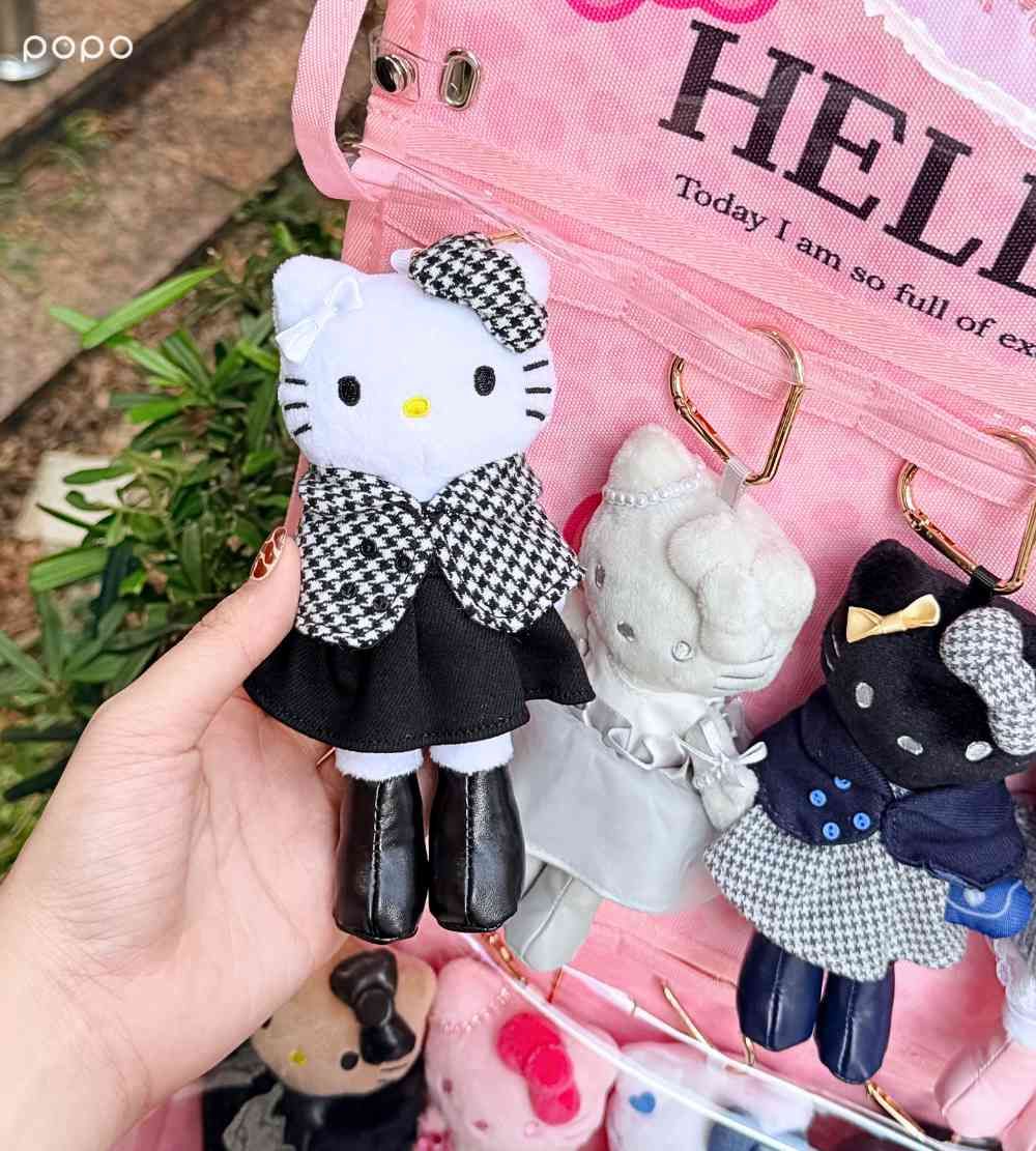 辣妹長腿Hello Kitty在7-11！超可愛「粉色豹紋外套Kitty吊飾、立體凱蒂貓馬克杯」全都要買！-6