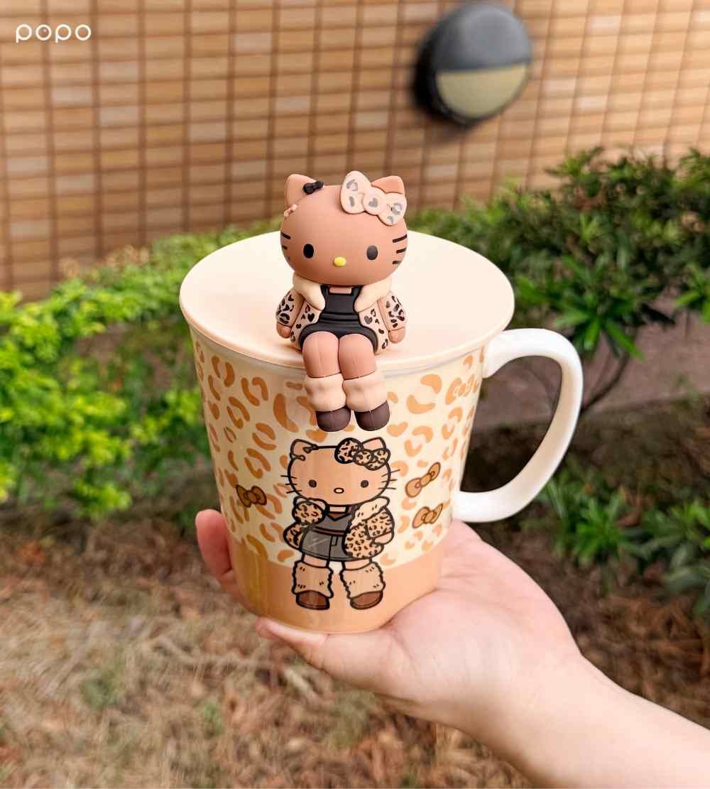 辣妹長腿Hello Kitty在7-11！超可愛「粉色豹紋外套Kitty吊飾、立體凱蒂貓馬克杯」全都要買！-10