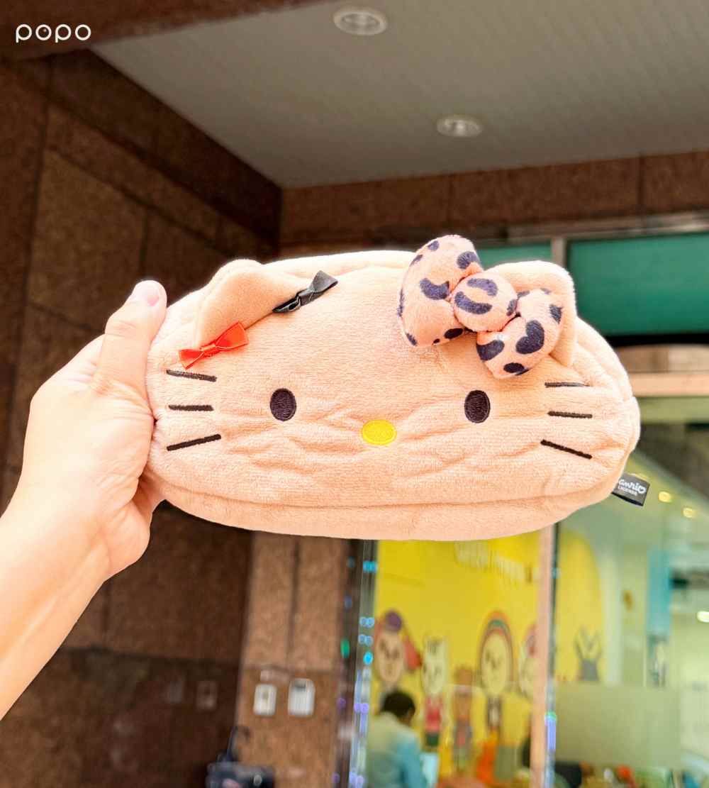 辣妹長腿Hello Kitty在7-11！超可愛「粉色豹紋外套Kitty吊飾、立體凱蒂貓馬克杯」全都要買！-7