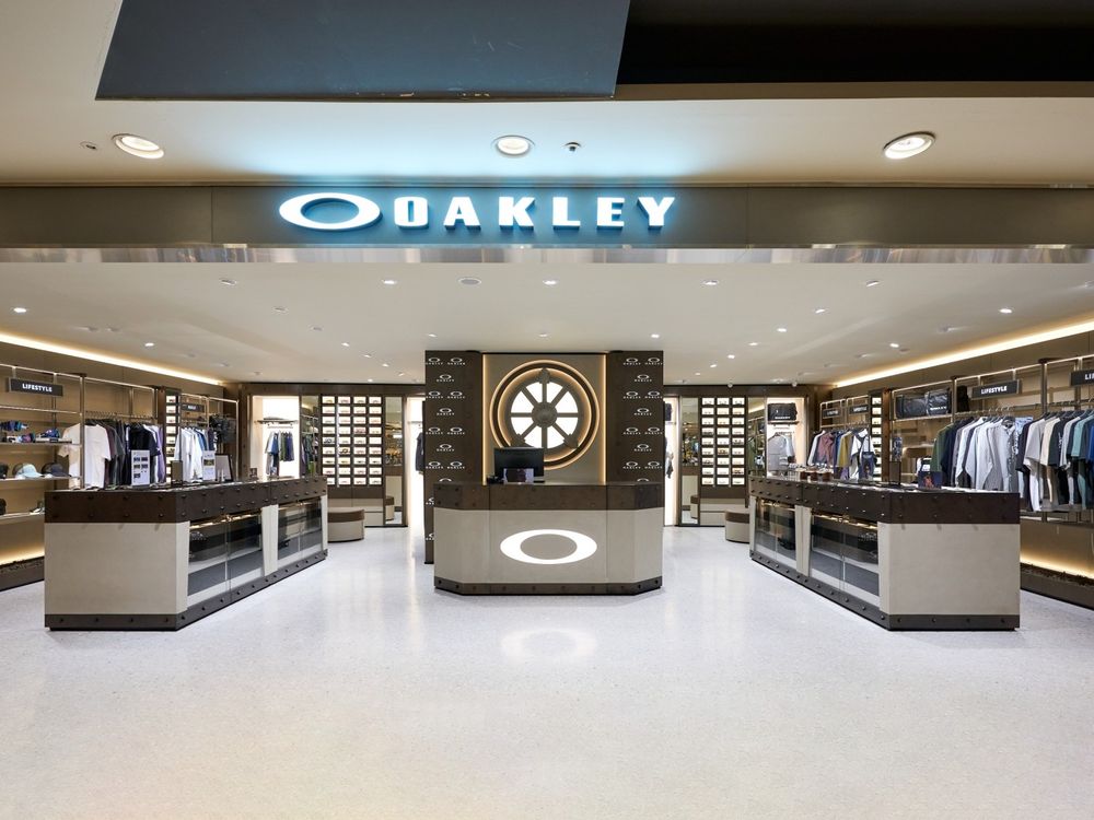 連韓星都愛！全球爆紅OAKLEY進駐台北忠孝SOGO！經典墨鏡、帽子、山系外套都超好看！-2