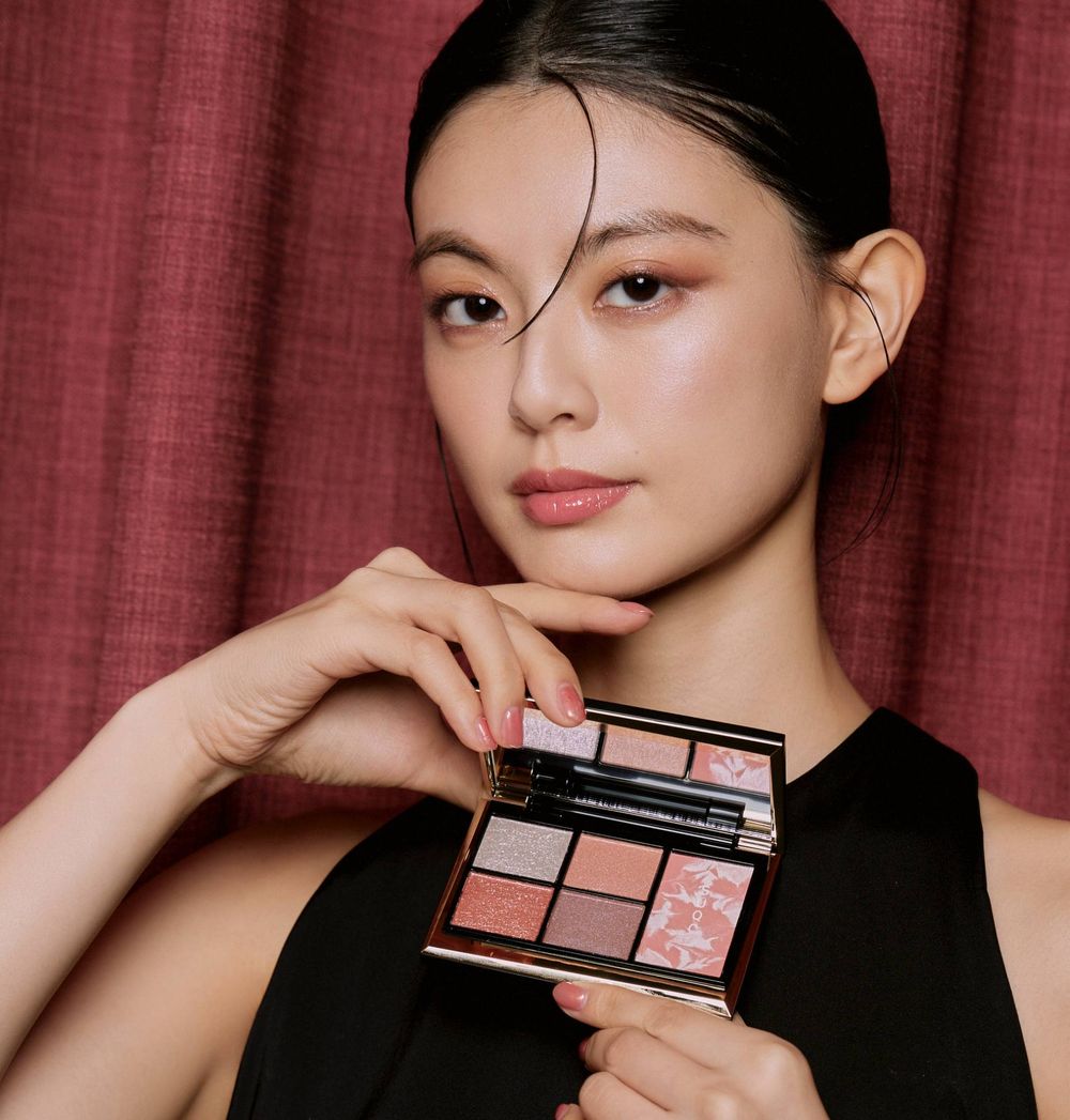 SUQQU冬季、聖誕限定一次看！「茶晶眼頰盤、冰藍玫瑰腮紅、薰衣草蜜粉、微醺紫唇」四大亮點，冬天化妝包就靠這幾款來升級！-14