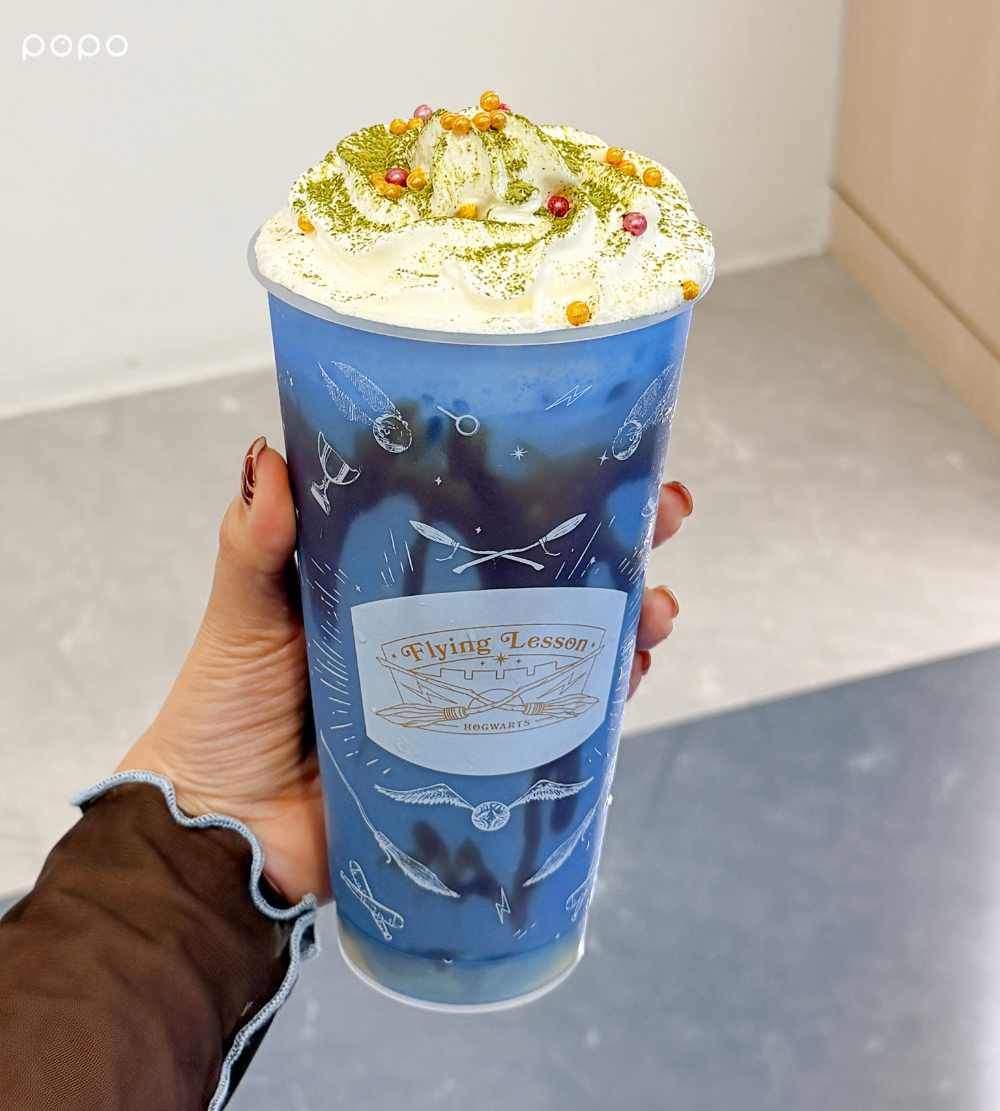 再睡5分鐘跟《哈利波特》聯名啦！「奇獸學蘋果莓莓冰沙」4款飲品太欠喝、還有魔蘋果周邊要買！-4
