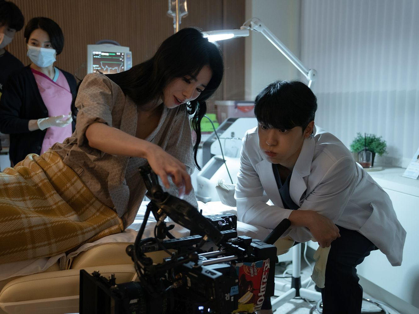 全球冠軍Netflix話題韓劇《黑暗榮耀》花絮曝光!3天創1.2億小時觀看,車珠英親揭「全裸露點」真相-7