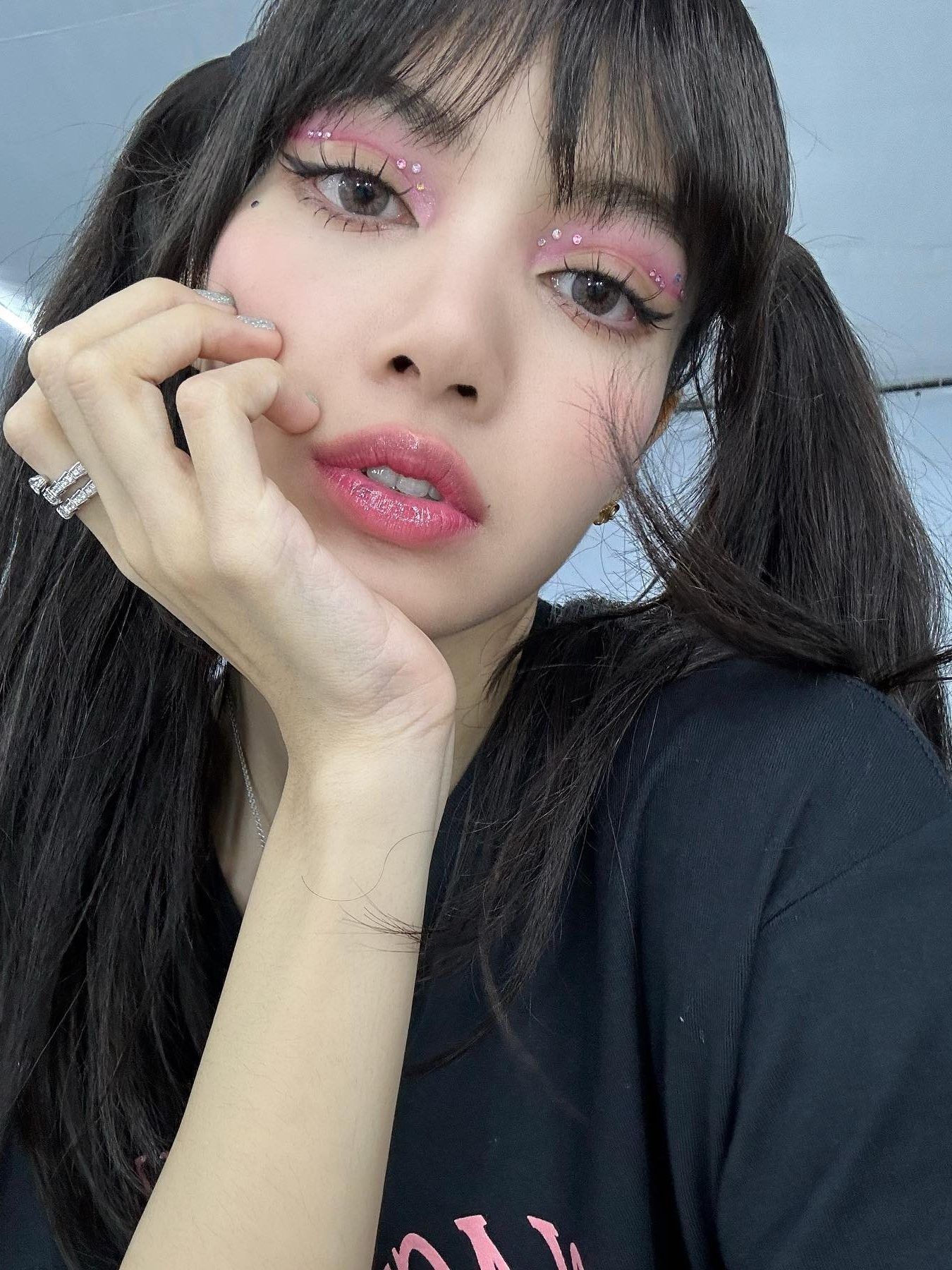 BLACKPINK妝容畫法公開!寶石水鑽妝、純欲小貓眼線...,畫上同款派對妝容,迎接BLACKPINK演唱會-2
